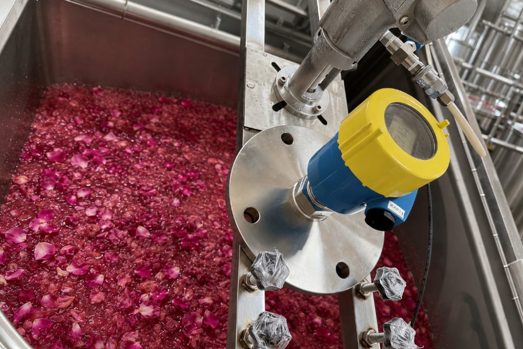 Radar Level Sensor Installed Above a Rose Jam Processing Tank JWrada®-32 Radar Level Meter in Rose Jam Production: An Intelligent Level Measurement Solution for High-Viscosity Food Processing