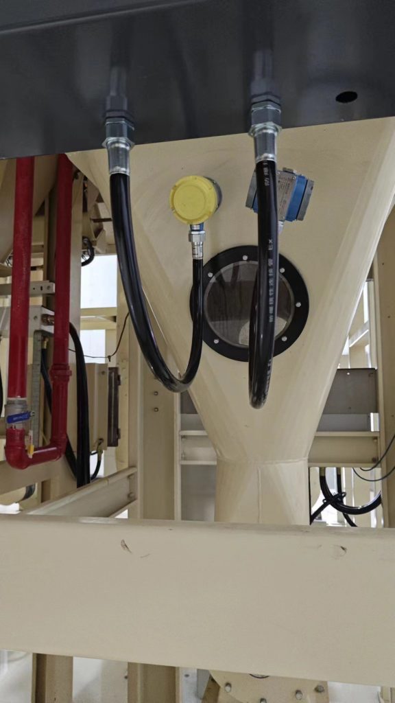 The Spin-11 Rotary Paddle Level Switch Is Mounted Horizontally on the Silo for Level Monitoring Application Case of the Spin-11 Rotary Paddle Level Switch in Grain Silos: Improving Reliability and Safety in Grain Storage Level Monitoring