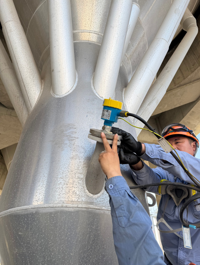 Project Engineer Installing Jiwei Tube 11 Vibrating Rod Level Switch How Does the Tube-11 Vibrating Rod Level Switch Perform in Harsh Refinery Silos?