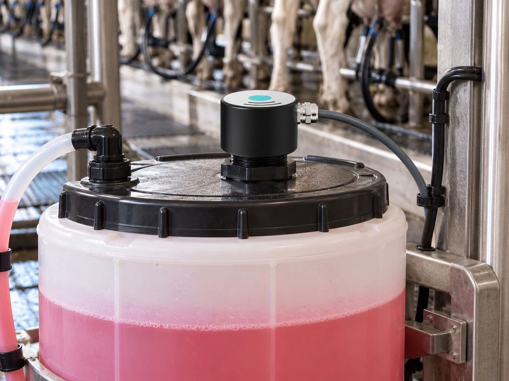 JWrada-22 for Reliable Level Monitoring on a Teat-dip Tank From Manual Level Checks to Automatic Refill: JWrada-22 Radar Level Sensor Enables Smarter Dairy Farm Teat-Dipping Robots