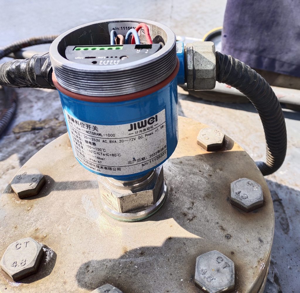 Jiwei Level Switch is mounting