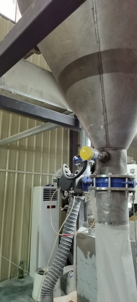 Tuning Fork Level Switch for Feed Silos and Low-Density Powder Monitoring
